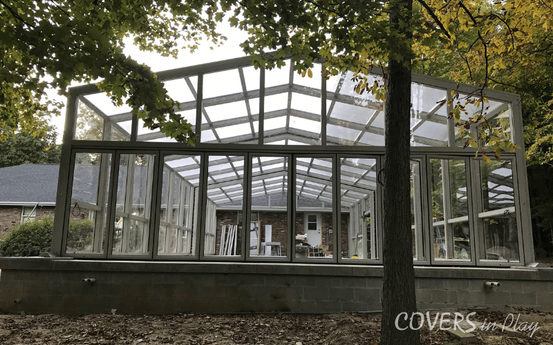 Rear view of a swimming pool enclosure in Paris
